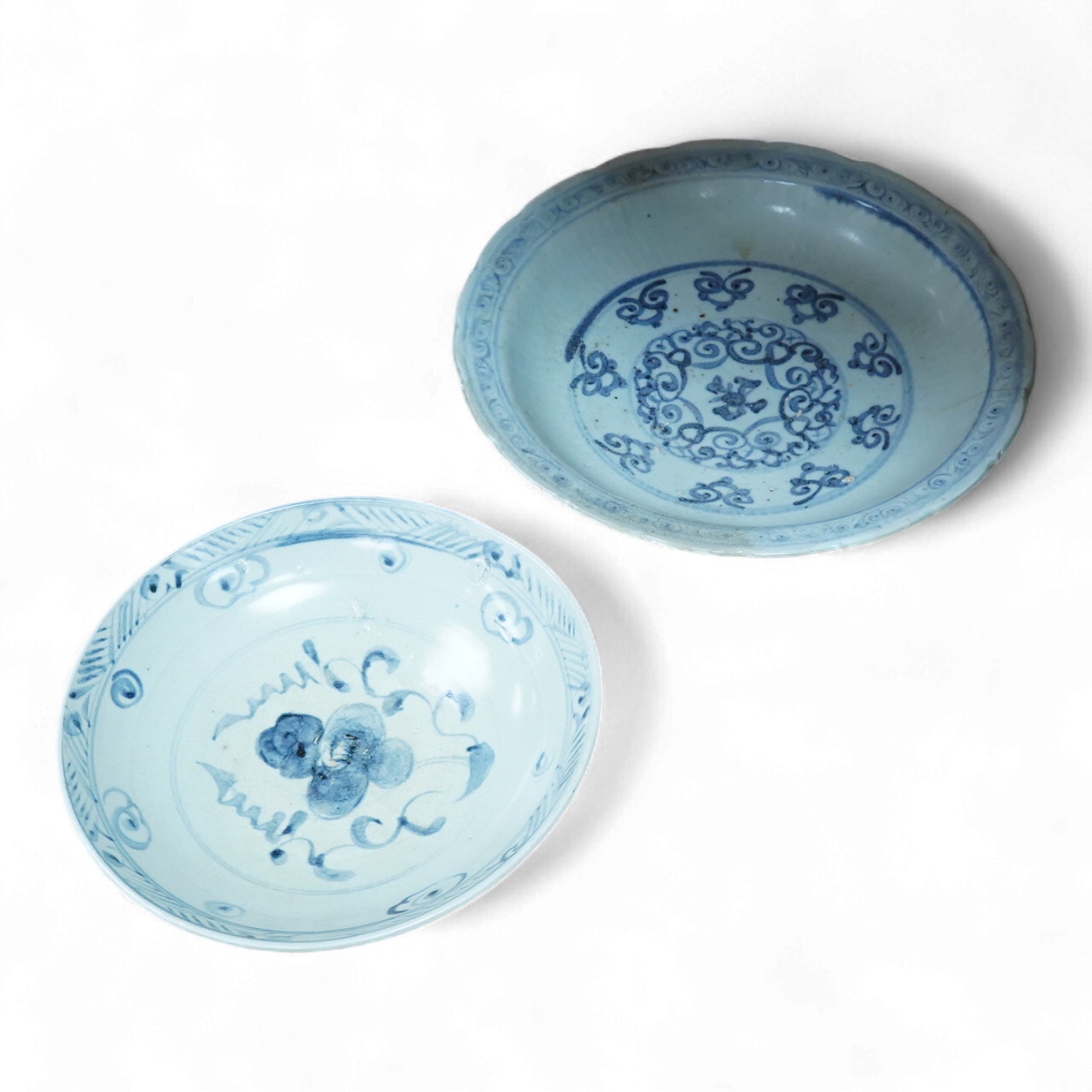 Two Ming Swatow dishes, largest 32cm in diameter